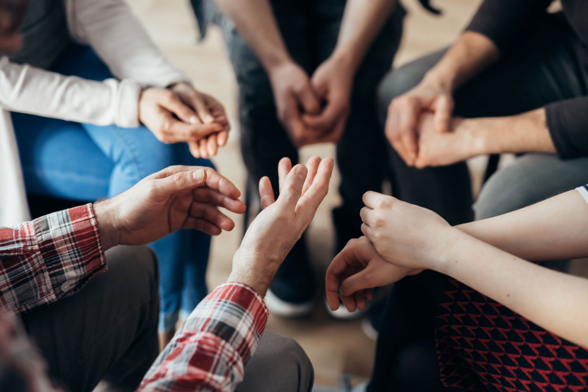 cercle de discussion avec mains